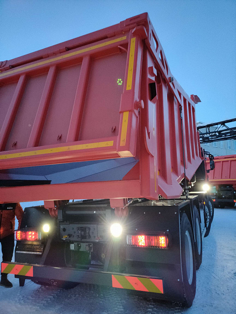 Карьерный самосвал AMT 752901 8х4 с кузовом 23м3