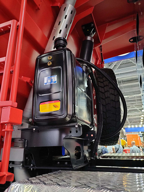 Самосвал 758901 8х4 CNG с кузовом 23 м3