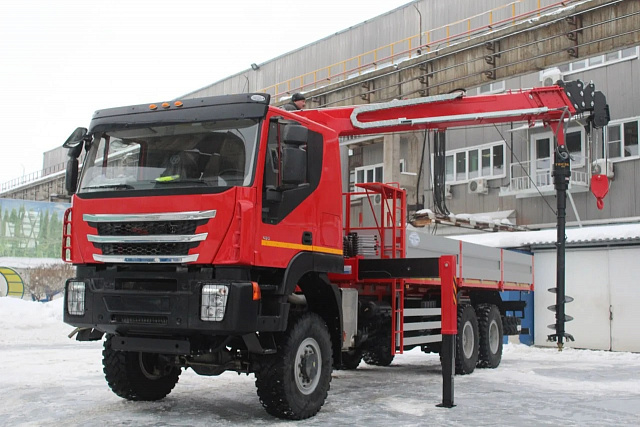 Бортовой автомобиль АМТ 6х6 с буровой установкой