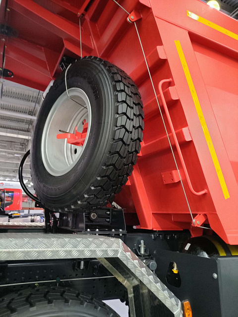 Самосвал 758901 8х4 CNG с кузовом 23 м3