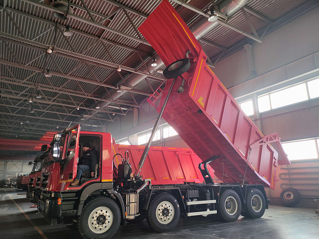 Карьерный самосвал AMT 752901 8х4 с кузовом 23м3