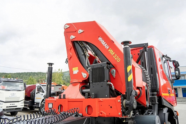 Седельный тягач «АМТ 632910»  6х6 с КМУ ИМ-320
