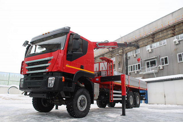 Бортовой автомобиль АМТ 6х6 с буровой установкой